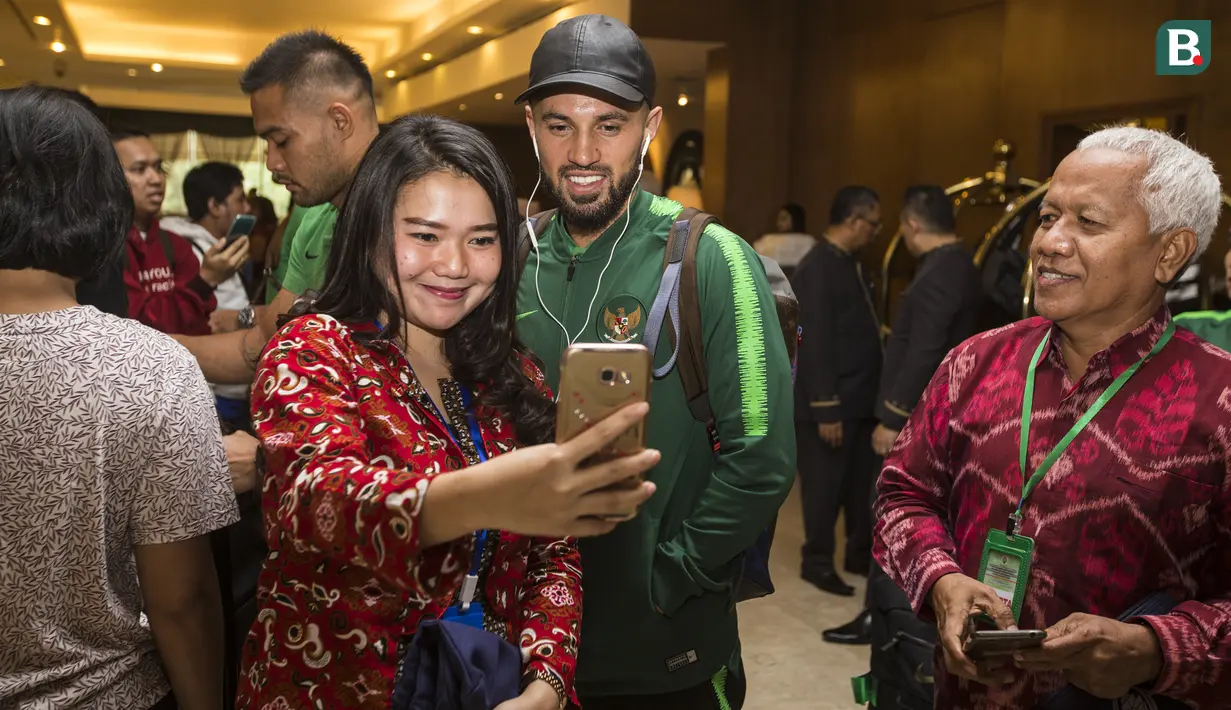 Pemain Timnas Indonesia, Stefano Lilipaly, foto bersama fans sebelum berangkat ke Bandara Soetta dari Hotel Sultan, Jakarta, Rabu (14/11). Timnas Indonesia akan berangkat ke Thailand untuk laga Piala AFF 2018. (Bola.com/Vitalis Yogi Trisna)