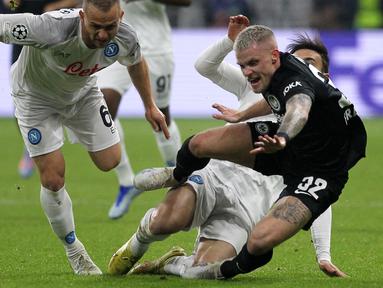 Pemain Eintracht Frankfurt, Philipp Max (kanan) berebut bola dengan pemain Napoli, Stanislav Lobotka dan Eljif Elmas pada laga leg pertama 16 besar Liga Champions 2022/2023 yang berlangsung di Deutsche Bank Park, Rabu (22/2/2023) WIB. (AFP/Daniel Roland)