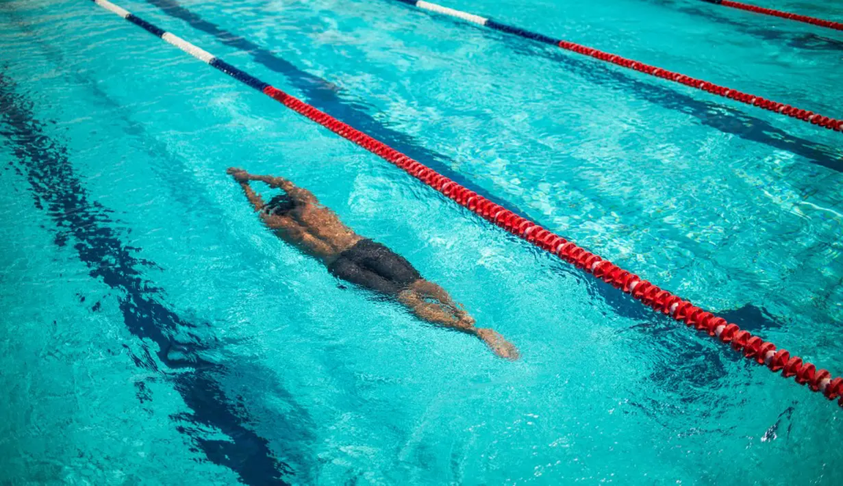 Pengungsi Suriah Ibrahim al-Hussein mengikuti sesi latihan di Olympic Aquatic Center, Athena, Yunani, 2 Juni 2021. Ibrahim al-Hussein mencoba menjadi bagian dari Tim Paralimpiade Pengungsi untuk Paralimpiade Tokyo 2020. (Angelos Tzortzinis/AFP)