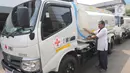 Petugas memeriksa truk tangki bantuan dari IFRC di Markas PMI Pusat, Jakarta, Jumat (17/1/2020). IFRC melalui Kepala IFRC Perwakilan Indonesia-Timor Leste dan Perwakilan ASEAN Jan Gelfand menyerahkan bantuan berupa 10 unit truk tangki air dan satu truk barang. (Liputan6.com/Herman Zakharia)