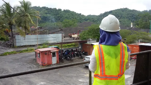 Saya ketika melakukan site visit ke batching plant