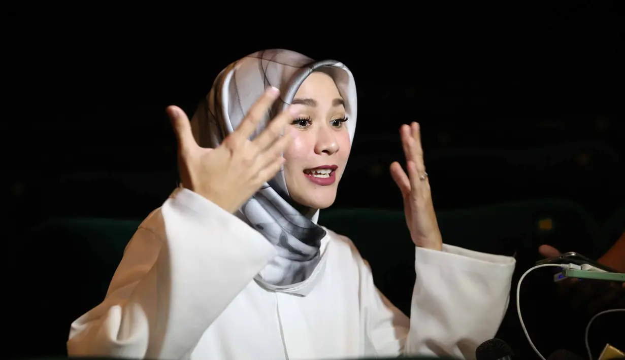 "Mungkin karena pencernaannya luka jadi pagi muntah tiba-tiba yang kedua kok ada merahnya, gue minum apa makan apa pas muntah lagi yang terakhir tiba-tiba udah darah semua. Mas Hanung panic langsung dibawa ke rumah sakit,"ujarnya.(Nurwahyunan/Bintang.com)