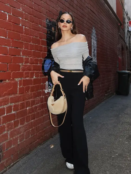Pesona Alyssa Daguise dibalut outfit kasual. Ia memadukan off-the-shoulder top berwarna abu-abu dengan celana panjang hitam. Gayanya semakin menawan dengan padu padan jaket kulit hitam, sunglasses, sneakers putih, dan tas bulu berwarna cokelat. [Foto: Instagram/alyssadaguise]