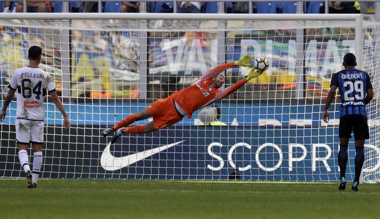 Kiper Inter Milan, Samir Handanovic, menangkap bola saat pertandingan melawan Genoa pada laga Serie A di Stadion Giuseppe Meazza, Minggu (24/9/2017). Inter Milan menang 1-0 atas Genoa. (AP/Luca Bruno)