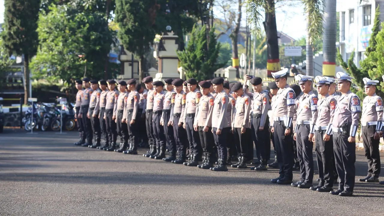 Polres Garut, Jawa Barat, menerjunkan belasan anggota yang bertugas menjadi bodyguard Paslon Pilkada Garut 2024, selama masa kampanye terbuka 25 September – 23 November mendatang. (Liputan6.com/Jayadi Supriadin)