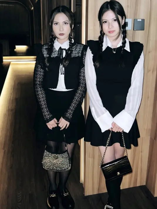 Jessica Mila juga tampil sebagai Wednesday, mengenakan rompi hitam yang serasi dengan mini skirt dan sepatunya. Dipadukan kemeja putih dan dasi pitanya. Ia juga lengkap mengenakan kepang dua. @adelleodelia.