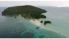 Pulau Pahawang yang terletak di Provinsi Lampung memiliki keindahan atas dan bawah laut yang memesona.