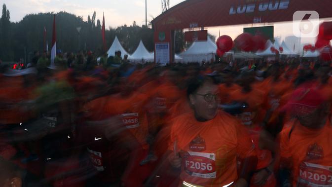 Peserta kegiatan lomba lari bertajuk Lo Gue Run (LGR) 2020 melakukan start di Kompleks Monas, Jakarta Pusat, Minggu (26/1/2020). Kejuaraan LGR 2020 yang diikuti oleh total 3.500 pelari tersebut merupakan rangkaian kegiatan HUT Kodam Jaya ke 70. (Liputan6.com/Johan Tallo)