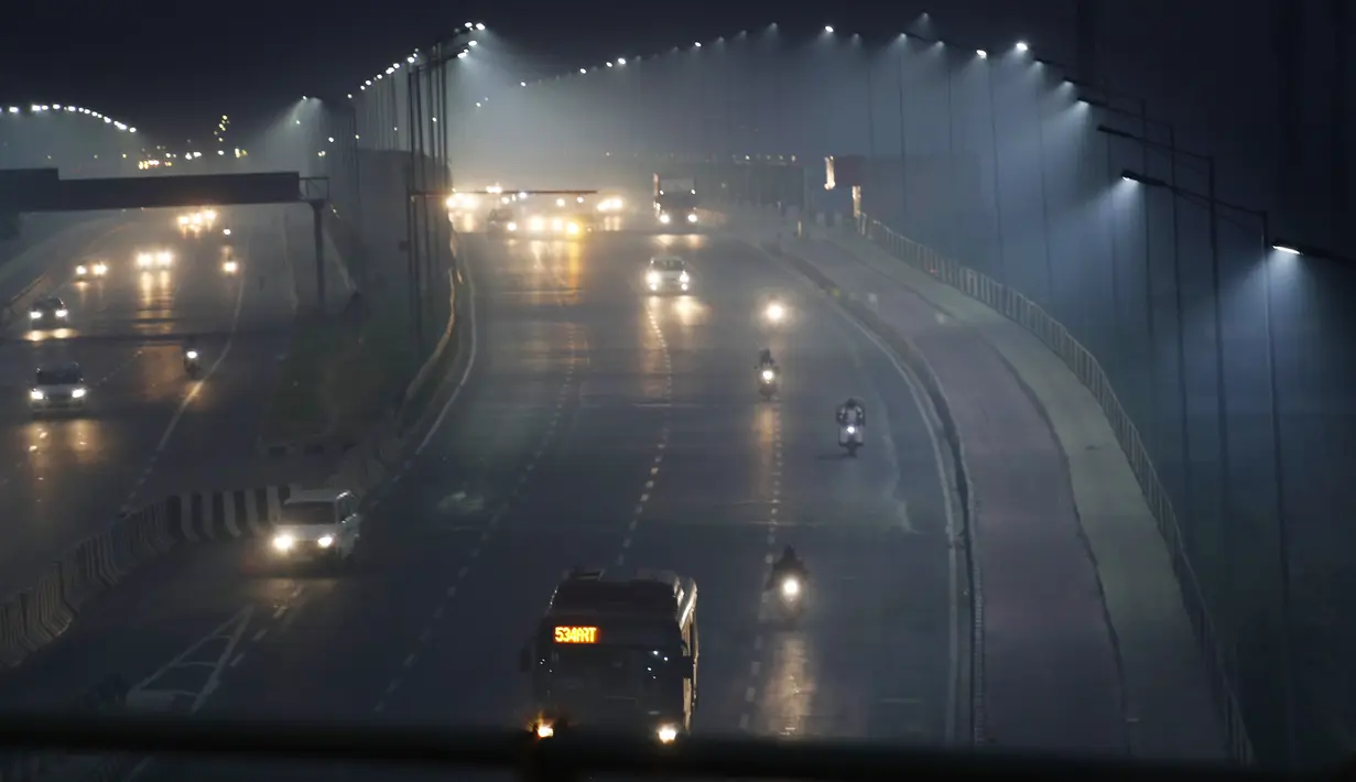 Kendaraan melintas pada pagi hari di tengah kabut tipis di New Delhi, India (28/10/2019). Kualitas udara buruk di New Delhi pada pagi hari tersebut terjadi setelah festival Hindu Diwali. (AP Photo/Manish Swarup)