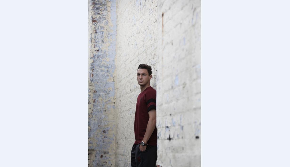 Pemain Manchester United, Matteo Darmian, menjadi salah satu bintang dalam promosi jam tangan resmi MU. (Manutd.com)