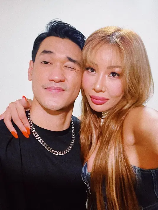 Afgan dan Jessi pun terlihat begitu dekat satu dengan lainnya. Tak hanya itu saja, Jessi juga turut mengunggah momen bersama pelantun lagu Sadis ini melalui Instagram pribadinya. (Liputan6.com/IG/@afgan__)