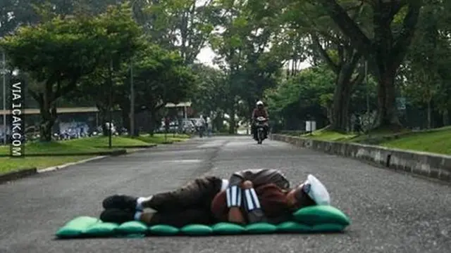 6 Polisi Tidur Dengan Bentuk Paling Absurd Ini Bikin Geleng Kepala
