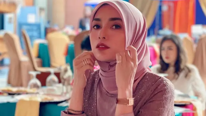 Potret Ussy Sulistiawaty Pakai Hijab saat Hadiri Pengajian, Bikin Pangling