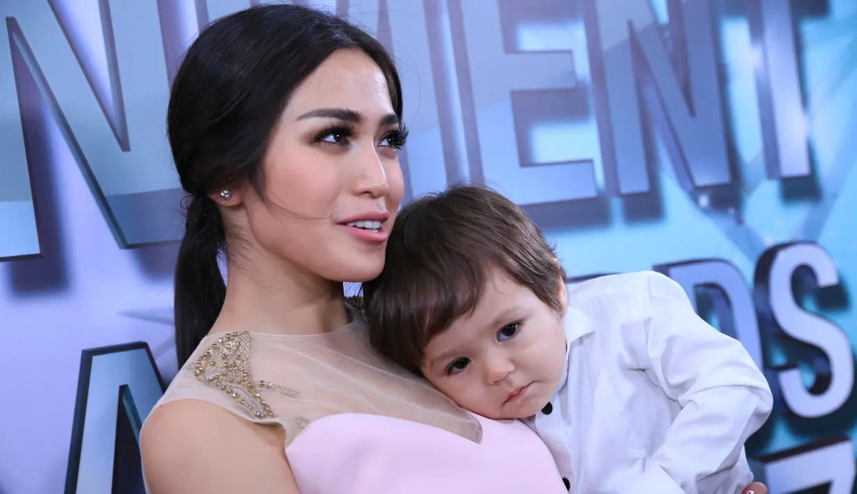 Di panggung Infotainment Awards di Studio 6 Emtek City, Selasa (24/1/2017), Jessica mengucapakan terima kasih dan mempersembahkan pialanya itu untuk bayi-bayi lucu lainnya. Jessica juga menyampaikan harapan yang baik di dalamnya.(Adrian Putra/Bintang.com)
