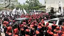 Sejumlah buruh dari beberapa organisasi berunjuk rasa di depan gedung Kementerian Ketenagakerjaan, Jakarta, Rabu (24/10). Mereka keberatan atas surat edaran Kemenaker terkait kenaikan  upah buruh 2019 sebesar 8,03 persen. (Merdeka.com/Iqbal S Nugroho)