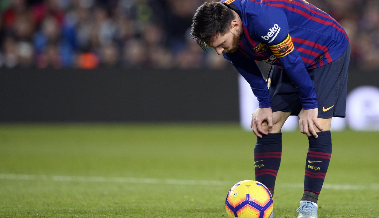 Lionel Messi bersiap melakukan tendangan penalti kontra Real Betis pada laga lanjutan La Liga 2018/19 yang berlangsung di stadion Camp Nou. Barcelona kalah 3-4. (AFP/Josep Lago)
