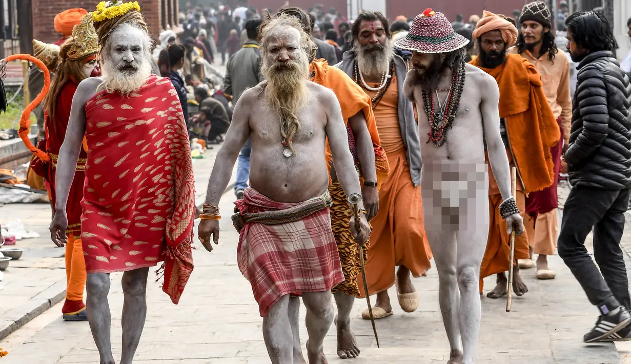 Sadhus (orang suci Hindu) tiba untuk mengambil bagian dalam prosesi keagamaan menjelang festival Hindu 'Maha Shivaratri' di Kathmandu (19/2/2020). Maha Shivaratri, sebuah festival Hindu yang dirayakan sebelum kedatangan musim semi. (AFP/Prakash Mathema)