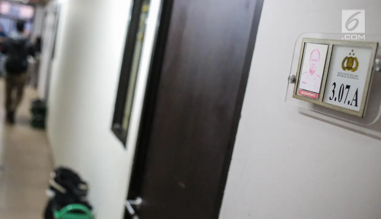 Nomor dan foto diri penghuni terpasang di depan pintu Rumah Susun (Rusun) Promoter Polri di Kebon Jeruk, Jakarta Barat, Rabu (28/11). Gubernur DKI Jakarta Anies Baswedan meresmikan rusun yang dibangun dengan dana APBD. (Liputan6.com/Faizal Fanani)