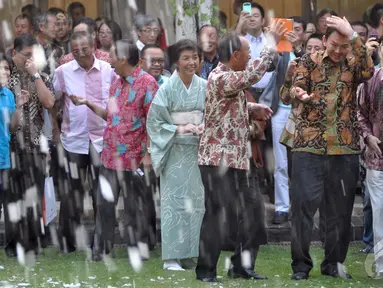 Di akhir acara pembukaan Jak-Japan Matsuri oleh Ahok, Rumah Dinas Dubes Jepang tiba-tiba bersalju, Minggu (14/9/2014) (Liputan6.com/Miftahul Hayat)