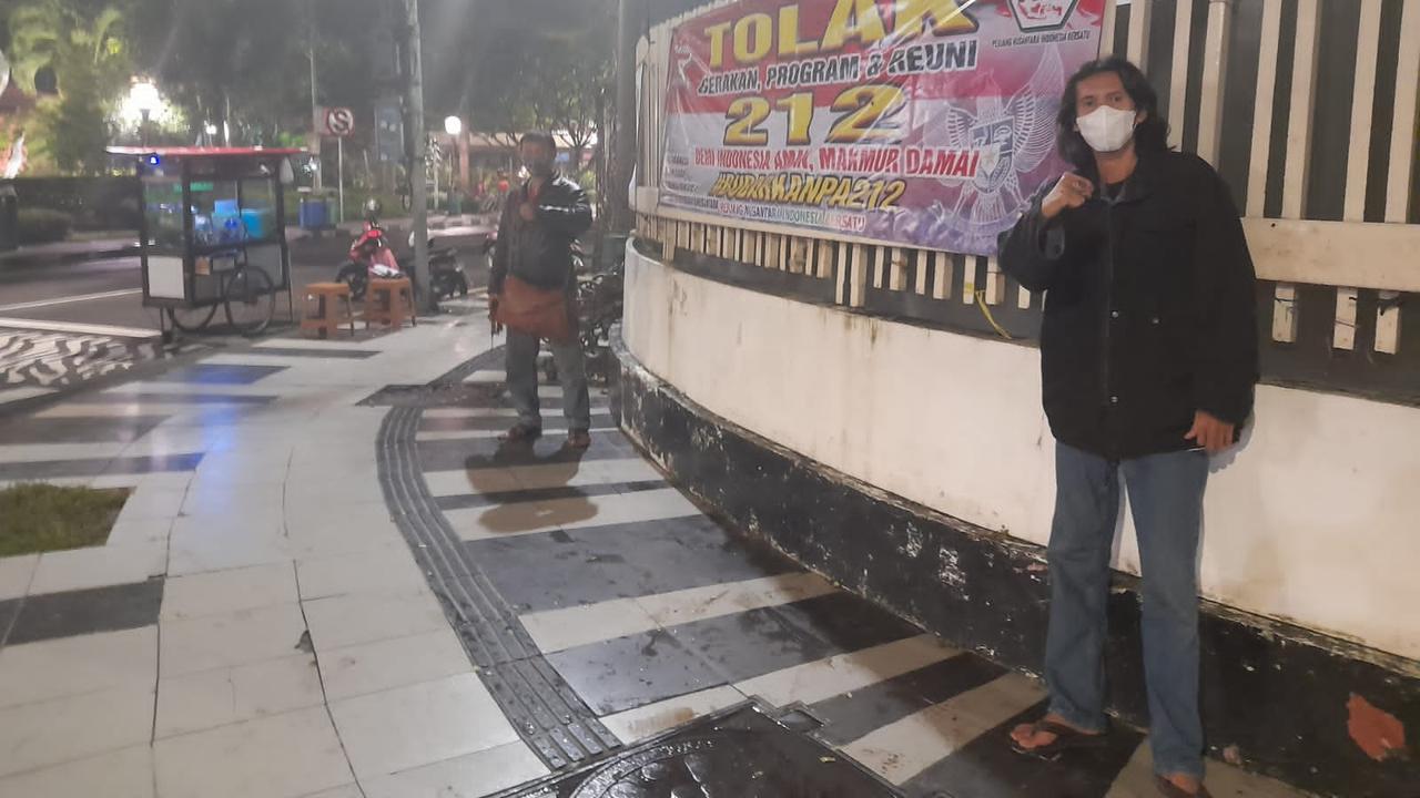 Spanduk penolakan terhadap reuni 212 di Jakarta terpasang di Surabaya. (Dian Kurniawan/Liputan6.com)