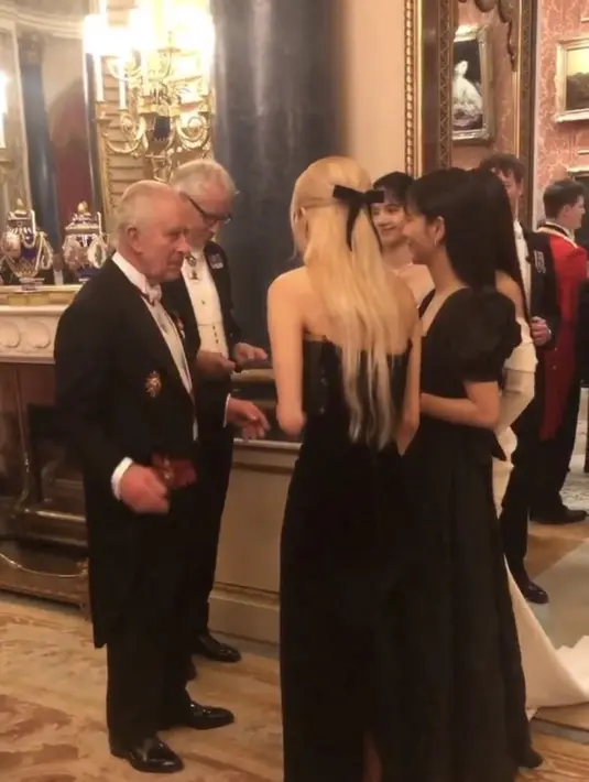 <p>"Saya hanya bisa mengagumi bagaimana mereka dapat memprioritaskan isu-isu penting ini, serta menjadi superstar global," King Charles melanjutkan kalimatnya. (Foto: via Twitter/ Devanayagam)</p>