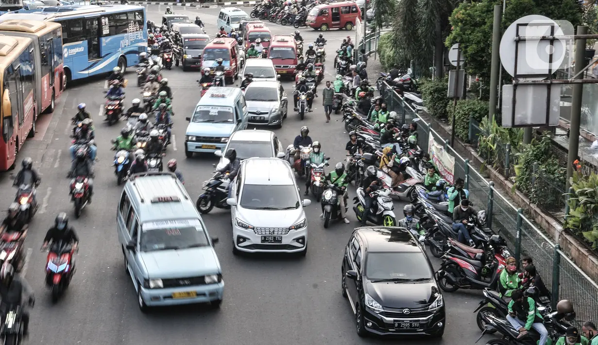 Pengemudi ojek online (ojol) memenuhi bahu jalan saat menunggu penumpang di kawasan Cililitan, Jakarta, Rabu (16/9/2020). Minimnya pengawasan membuat masih banyak pengemudi ojol yang berkerumun saat menunggu penumpang meski Pemprov DKI Jakarta telah melarangnya. (merdeka.com/Iqbal S. Nugroho)