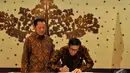 Menkum HAM Yosanna Laoly menandatangani nota berita acara didampingi Mantan Menkum HAM Amir Syamsuddin saat serah terima jabatan, Jakarta, Senin (27/10/2014). (Liputan6.com/Miftahul Hayat)