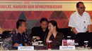 Menko PMK, Puan Maharani (ketiga kiri) berbincang dengan Menpora Imam Nahrawi jelang Rakor Persiapan Pelaksanaan Asian Games 2018 di Jakarta, Rabu (31/8). Rakor berlangsung tertutup dan dihadiri instansi terkait. (Liputan6.com/Helmi Fithriansyah)