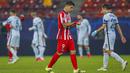 Striker Atletico Madrid, Luis Suarez, tampak kecewa usai ditaklukkan Chelsea pada laga Liga Champions di Arena Nationala, Rumania, Rabu (24/02/2021). Chelsea menang dengan skor 1-0. (AP/Vadim Ghirda)