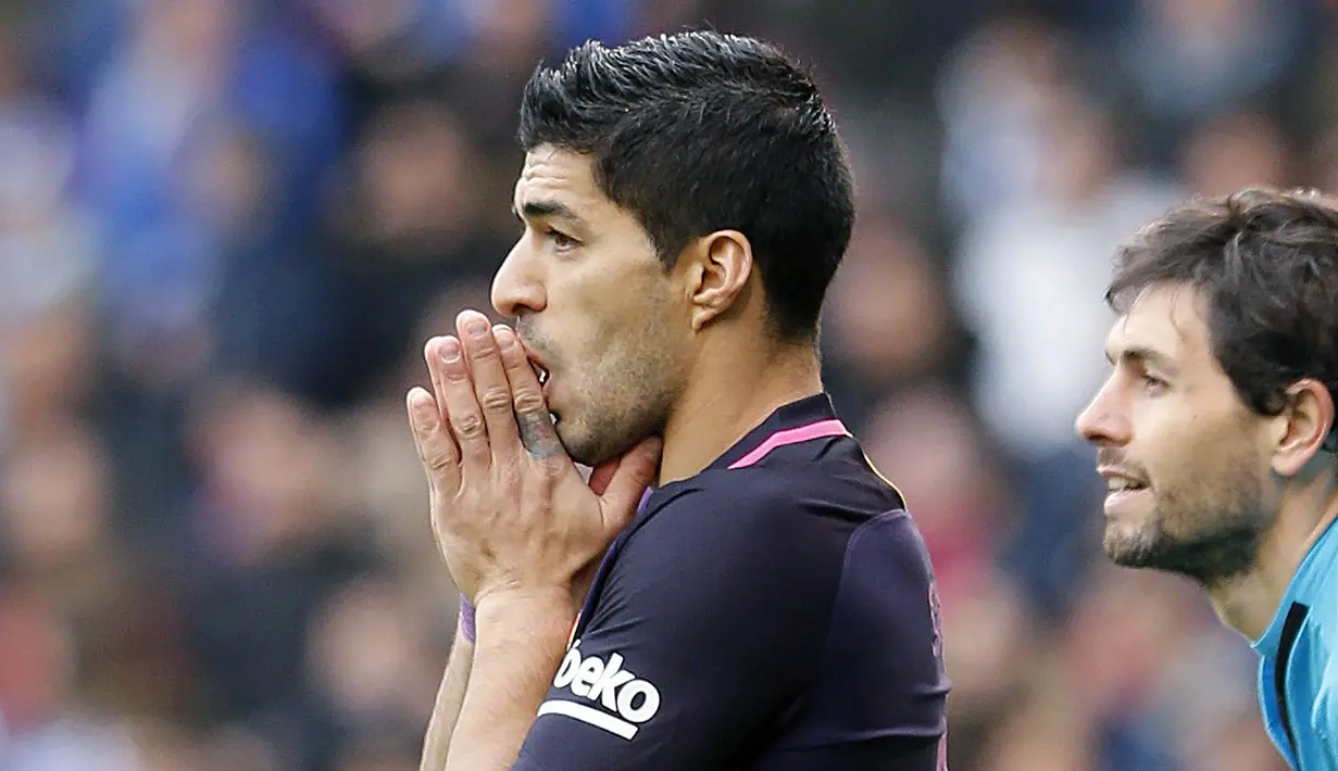 Striker Barcelona, Luis Suarez, tampak kecewa usai kalah dari Deportivo. Kekalahan ini membuat Barcelona tergusur oleh Real Madrid dari puncak klasemen Liga Spanyol dengan selisih dua poin. (EPA/Lavandeira Jr)