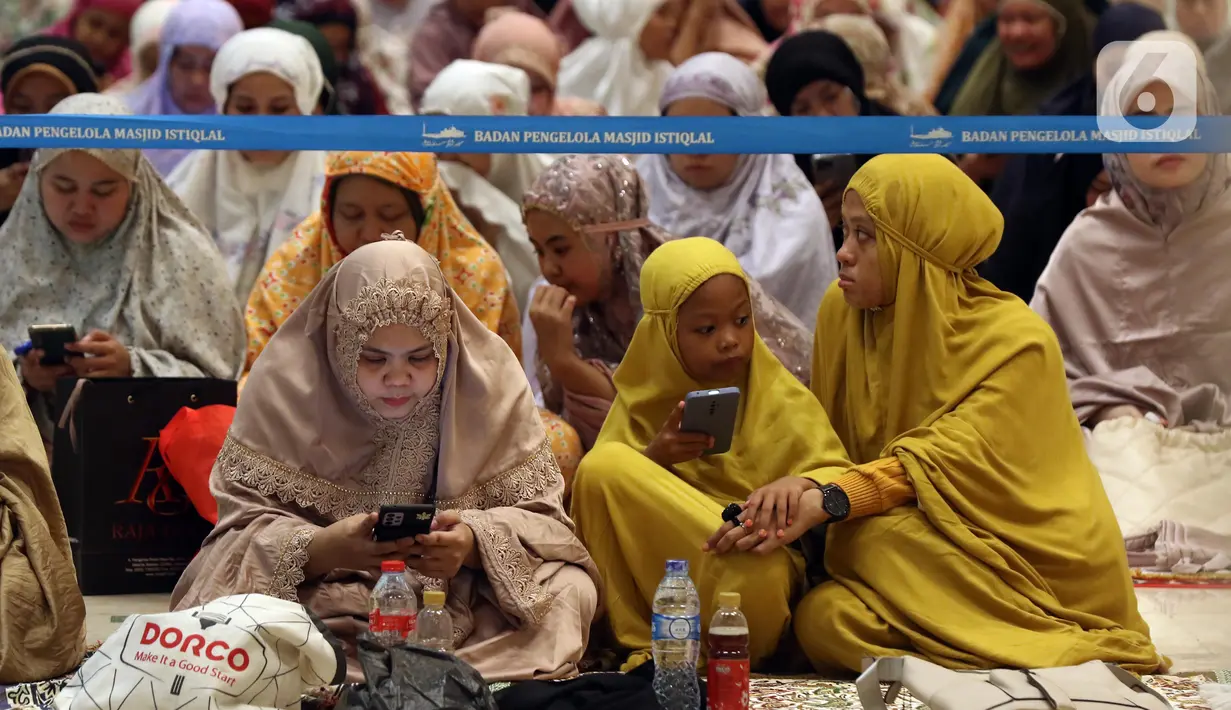 Pada tahun 2023 ini Masjid Istiqlal menyelenggarakan salat tarawih perdana 1444 H dan menampung jamaah tanpa pembatasan. (Liputan6.com/Helmi Fithriansyah)