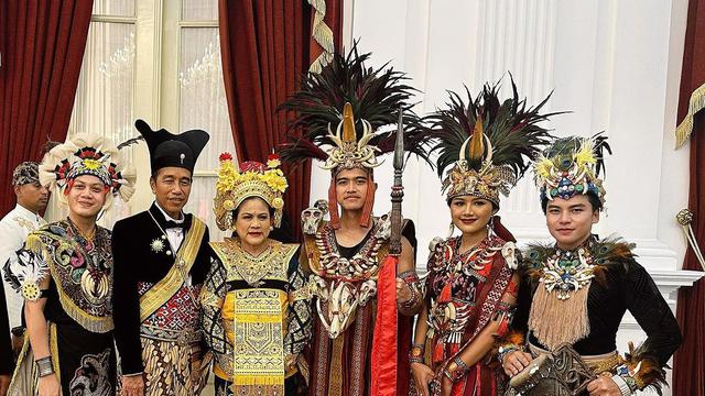 8 Potret Kaesang Pangarep dan Erina Gudono Pakai Baju Adat Minahasa, Raih Busana Terbaik