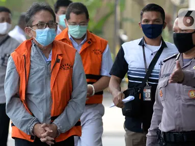 Mantan Dirut PT Dirgantara Indonesia, Budi Santoso (depan) dan Mantan Direktur Niaga PT Dirgantara Indonesia, Irzal Rinaldi Zailani tiba di Gedung KPK, Jakarta, Jumat (26/6/2020). Kedua tersangka tersebut akan menandatangani berkas perpanjangan masa penahanan. (merdeka.com/Dwi Narwoko)