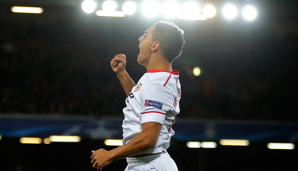 Pemain Sevilla, Wissam Ben Yedder berselebrasi setelah mencetal gol ke gawang Liverpool dalam laga Grup E Liga Champions di Stadion Anfield, Rabu (13/9). Sevilla berhasil menahan imbang Liverpool dengan skor 2-2. (AP Photo/Frank Augstein)