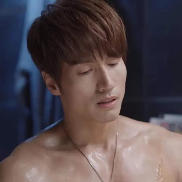 6 Potret Jerry Yan Pamer Tubuh Kekar dalam Drama Baru Count Your Lucky Stars