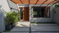 9 Inspirasi Rumah Minimalis dengan Atap Datar Kombinasi Kanopi, Fasad Estetik
