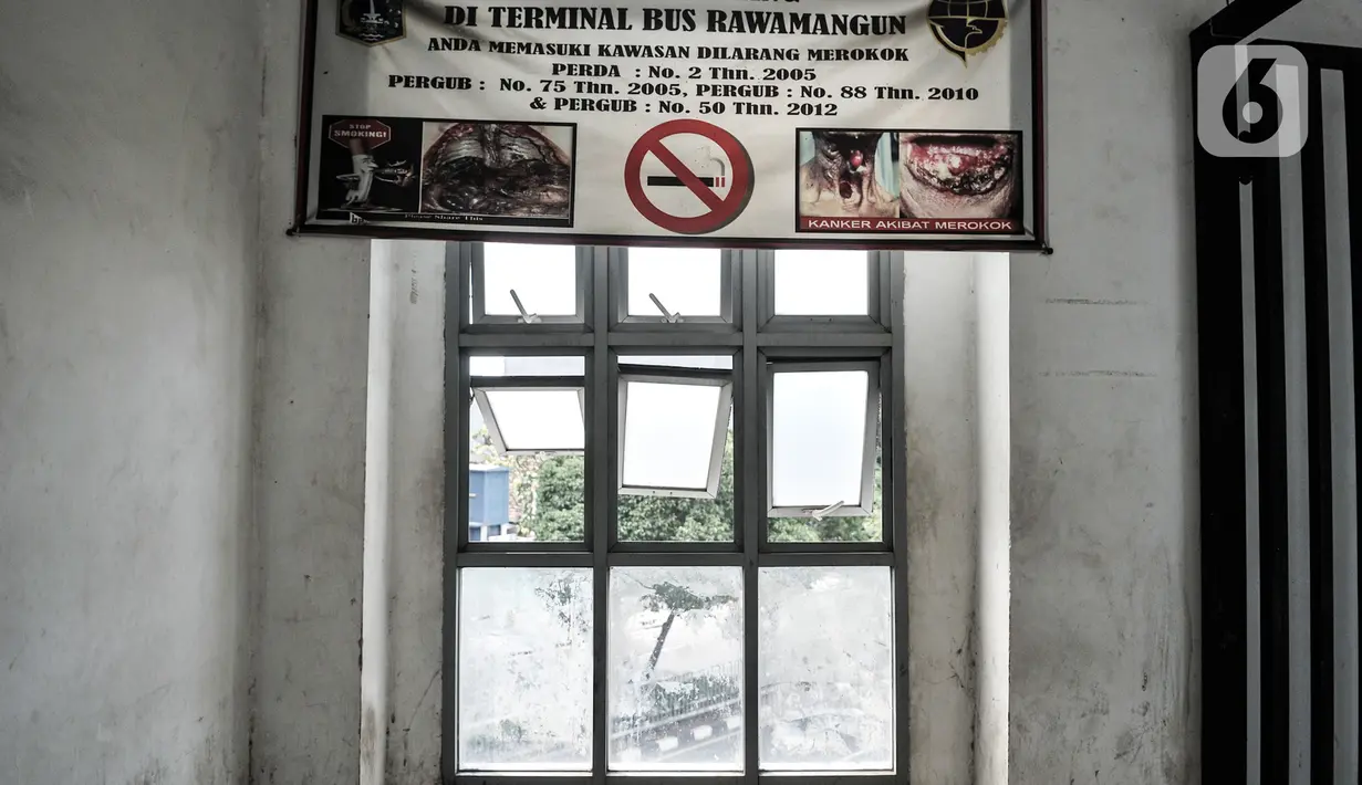 Kondisi bagian dalam Terminal Rawamangun, Jakarta, Senin (20/7/2020). Revitalisasi Terminal Rawamangun diharapkan dapat selaras dengan program Pemprov DKI Jakarta untuk mengintegrasikan antarmoda transportasi. (merdeka.com/Iqbal S Nugroho)