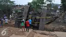 Warga melihat Crane yang jatuh ke Sungai Ciliwung Kelurahan Bukit Duri, Jakarta Selatan  (1/10/15). Akibatnya seorang warga RT15/10 Kelurahan Bukit Duri, Jakarta Selatan harus mendapatkan perawatan medis. (Liputan6.com/Gempur M Surya)