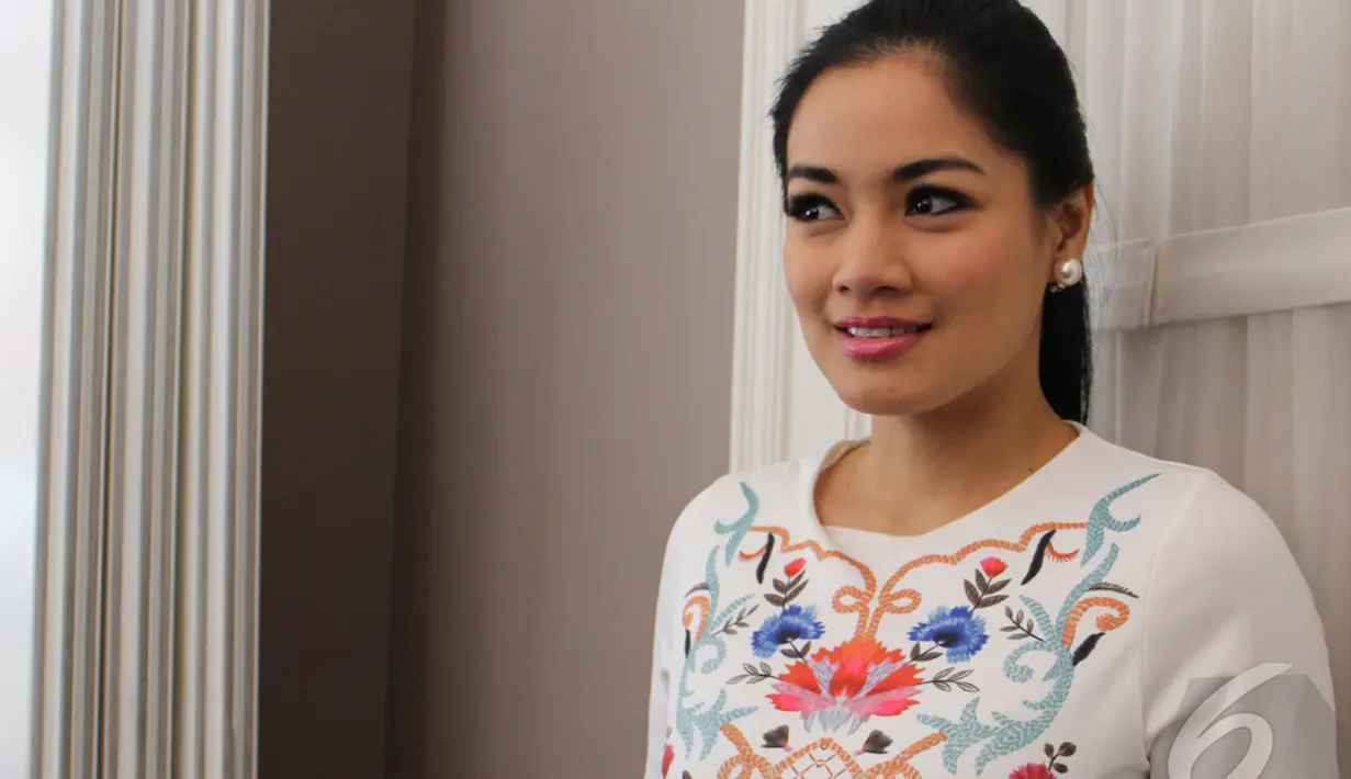 Sebagai artis dan istri Tian, Titi mengaku menyisihkan hampir 80% persen pendapatannya untuk investasi, Jakarta (2/9/2014) (Liputan6.com/Gilar Dhani)