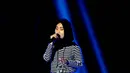 Fatin saat gladi resik jelang acara  SCTV Music Awards 2015, Jakarta, Rabu (6/5/2015). Fatin terlihat lucu saat mengenakan rok yang sangat besar .  ( Liputan6.com/Faisal R Syam)