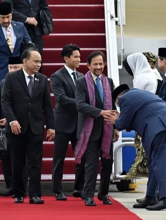 <p>Rambut hitam pendeknya ditata rapi, yang memerlihatkan keningnya. Sang ayah juga tampil mengenakan setelan jas hitam. [@tmski]</p>