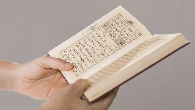 Ilustrasi Islami, muslim membaca Al-Qur'an