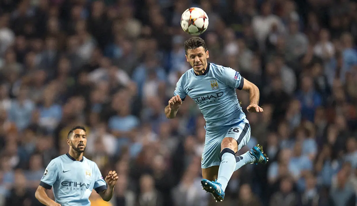7. Kontrak dari Martin Demichelis akan habis pada akhir musim ini. Bek Argentina ini sepertinya tidak akan perpanjang kontrak karena bukan pemain kesukaan dari Josep Guardiola. (AFP/Oli Scarff)