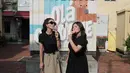 Kali ini, ibu 3 anak itu tampil elegan dengan padu padan top hitam, maxi skirt coklat, serta tas loro piana putih. . [@sarwendah29].