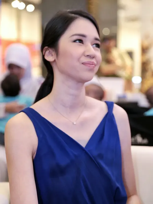 Bersama buah hati yang dinantikan selama empat tahun itu, Laura memiliki ritual khusus saat akan bepergian. Diantaranya mengajak ngobrol hingga memeluknya. (Adrian Putra/Bintang.com)