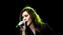 Raisa Andriana saat tampil di Rolling Stone Café, Ampera, Jakarta Selatan, Jumat (7/8/2015), membuka penampilan dengan membawakan lagu ‘Teka-Teki’. Nampaknya penyanyi cantik ini ingin membuat suasana ‘galau’ malam itu. (Wimbarsana/Bintang.com)