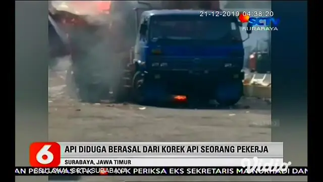 Truk kontainer meledak dan terbakar di Depo PT Tanto Intim Line, Jalan Tanjung Emas Surabaya, Jumat (20/12). Insiden itu menyebabkan enam orang terluka.