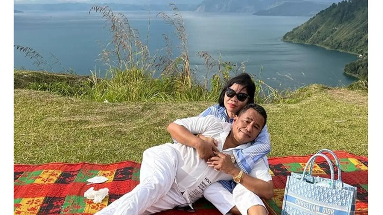 6 Potret Hotman Paris Liburan Bareng Istri, Mesra di Pinggir Danau Toba