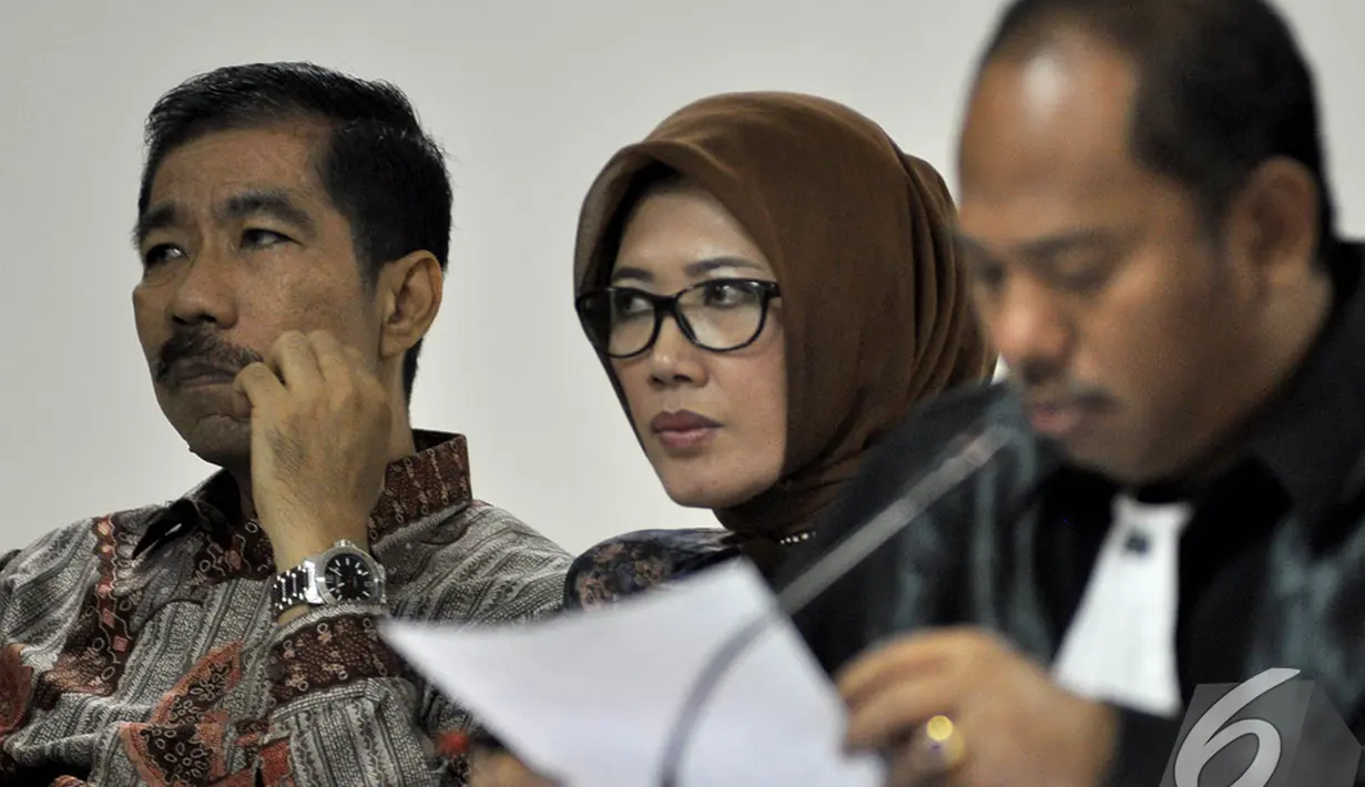 Ekspresi Romi Herton dan Istrinya Masyitoh saat menjalani sidang lanjutan di Pengadilan Tipikor, Jakarta, Kamis (4/12/2014). (Liputan6.com/Miftahul Hayat)