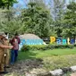 Wawako Bengkulu Dedy Wahyudi saat meninjau Taman Pantai Berkas yang dikeluhkan warga (Dok. (Media Center Kota Bengkulu / Liputan6.com)